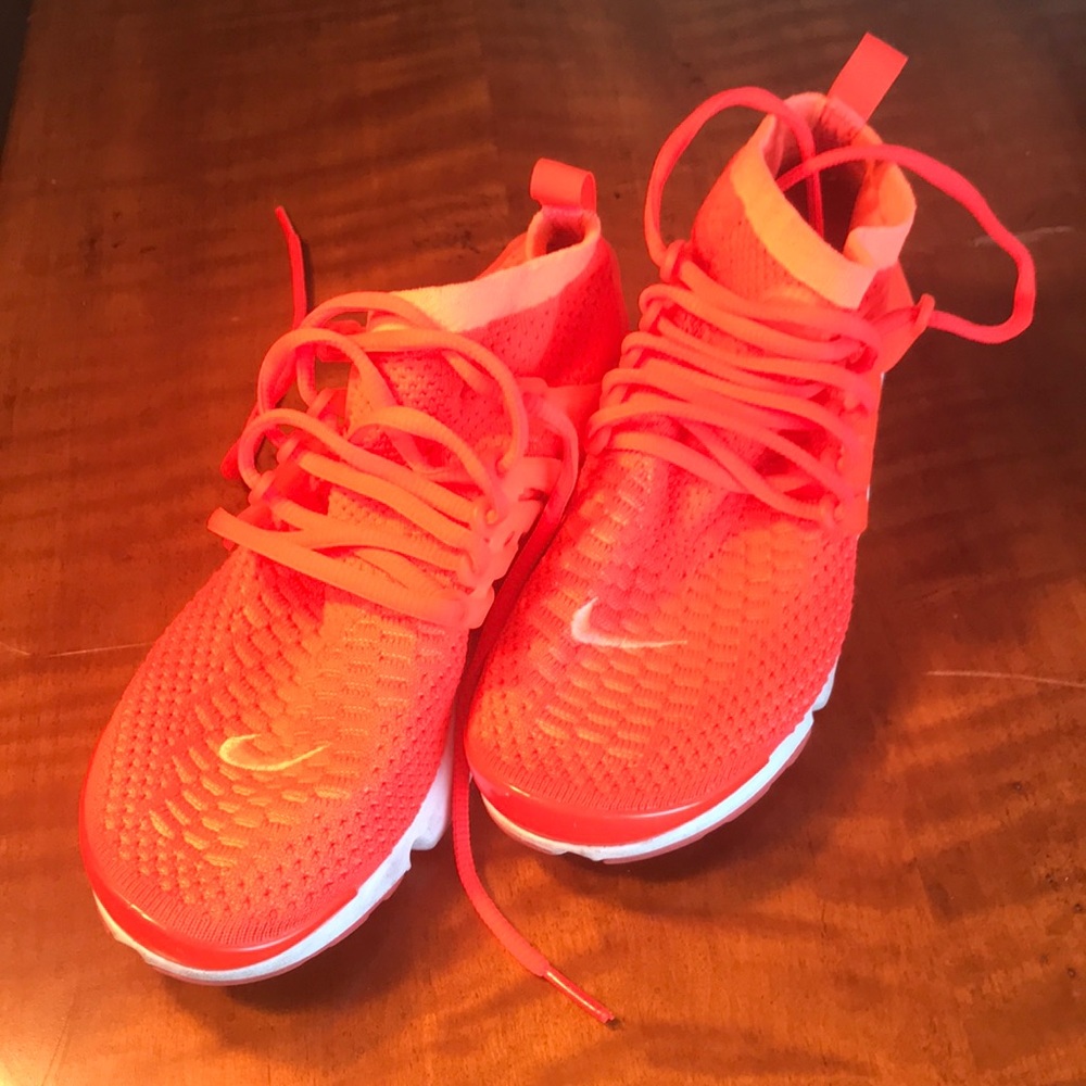 NIKE
